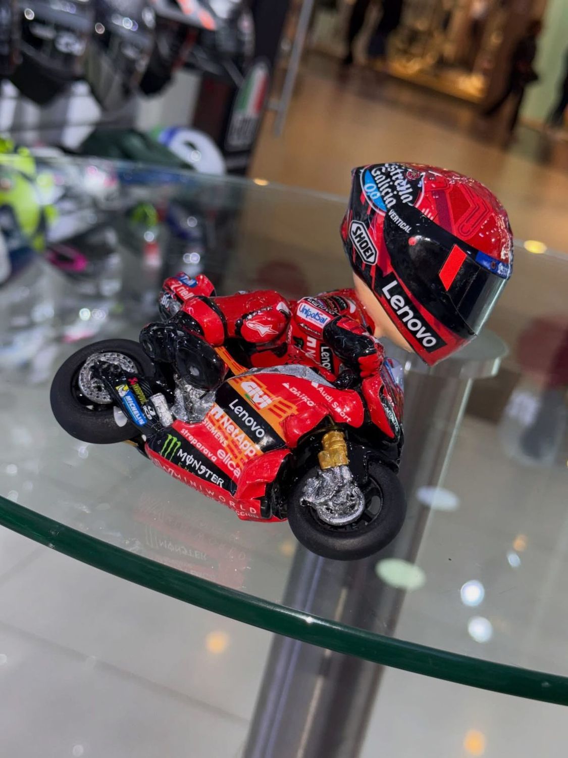 FIGURA MINI WORLD DE COLECCION CURVA