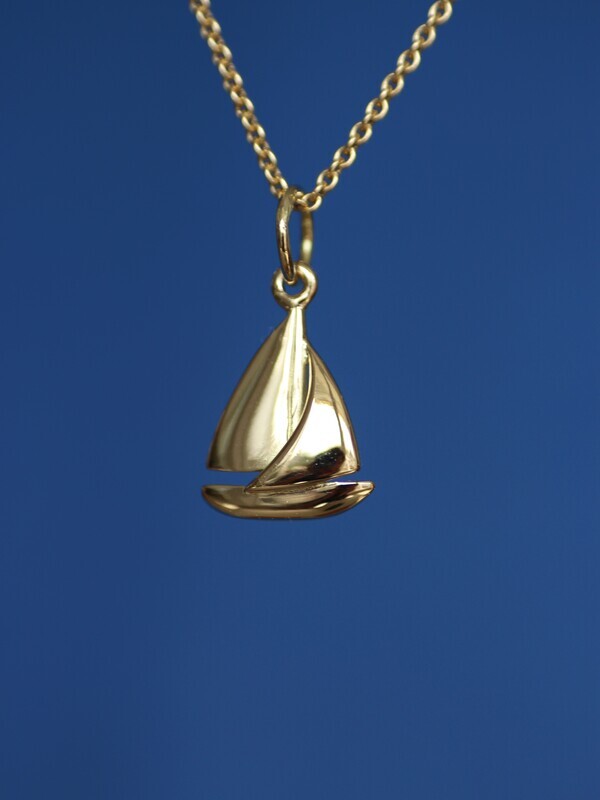 Anhänger SEGLER Gelbgold in Form eines Segelbootes, inkl. Versand