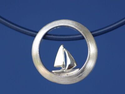 Anhänger TOWARDS THE SUN - der Sonne entgegen, in Form der Sonne mit einem Segelboot, 925 Silber rhodiniert, mit blauer Kette*, für Damen