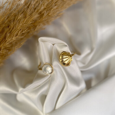 Mother of pearl Seashell Bangle