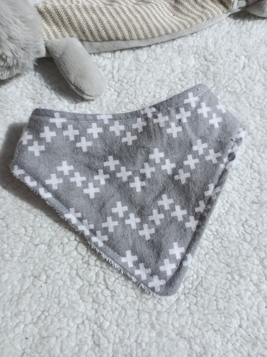 Bandana bib - grey crosses