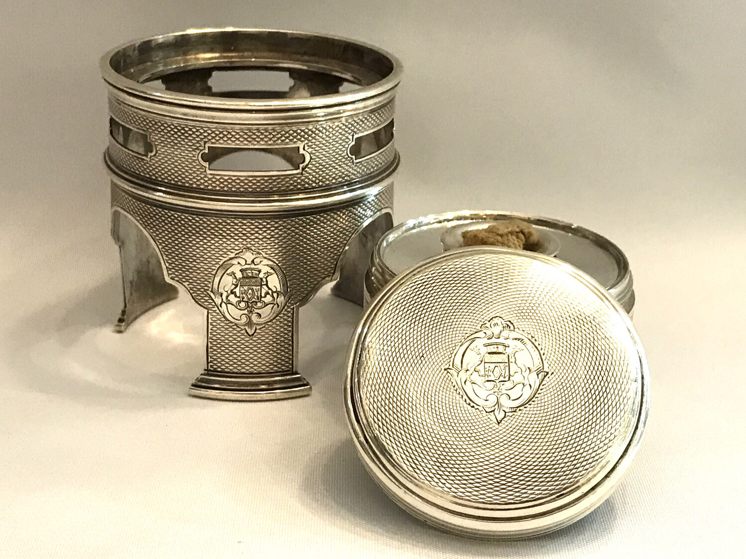 Silber 950 Stövchen mit Brenner Frankreich Marke „Aucoc“ Paris, Picknick, Militär Feldzug Campaign Wappen, solid silver rechaud with burner with crest