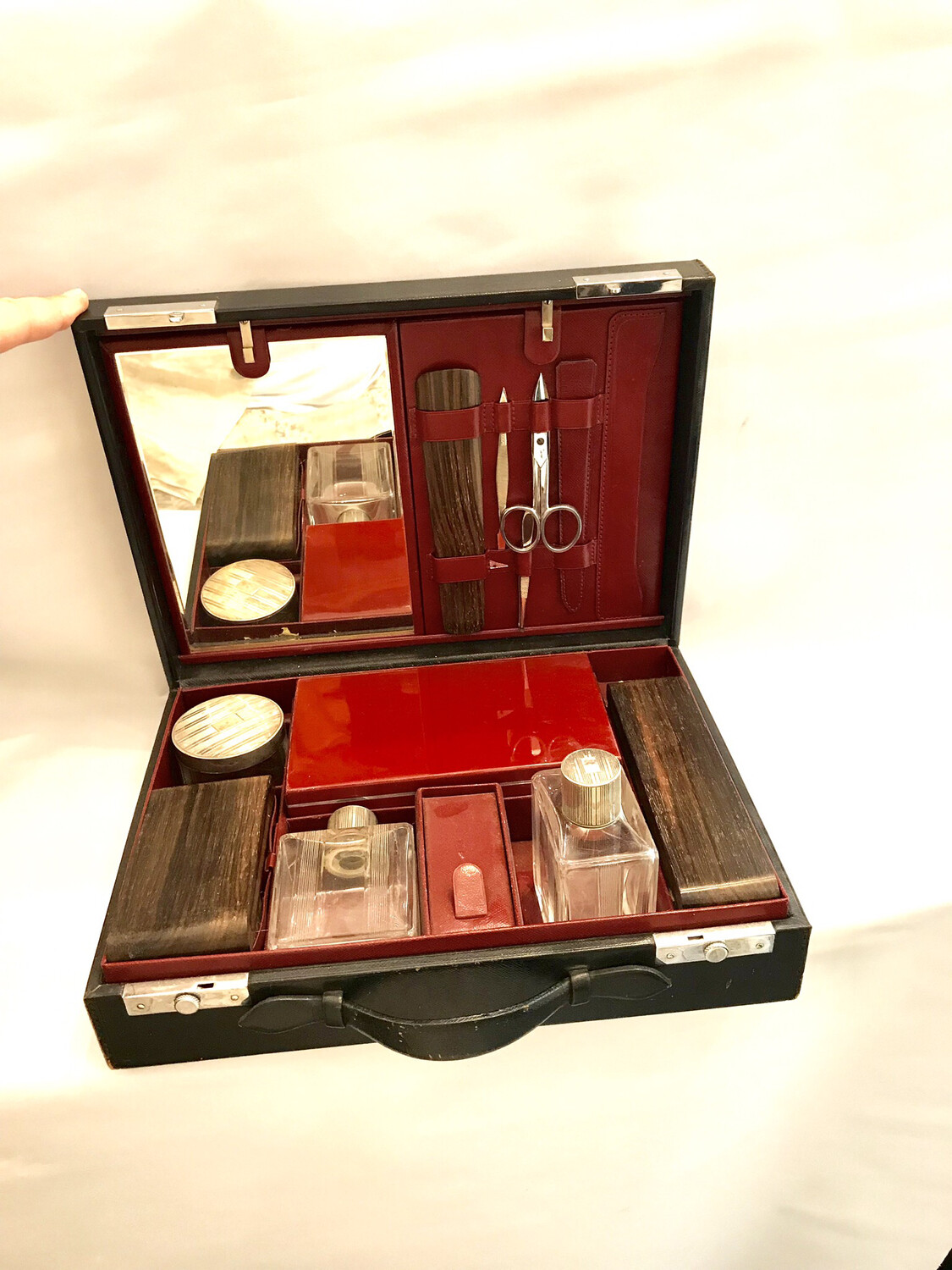 Koffer Kosmetikkoffer Leder schwarz rot Silber um 1920 Flaschen Bürsten Spiegel Palisander, Art Deco black and red suitcase with bottles leather beautycase