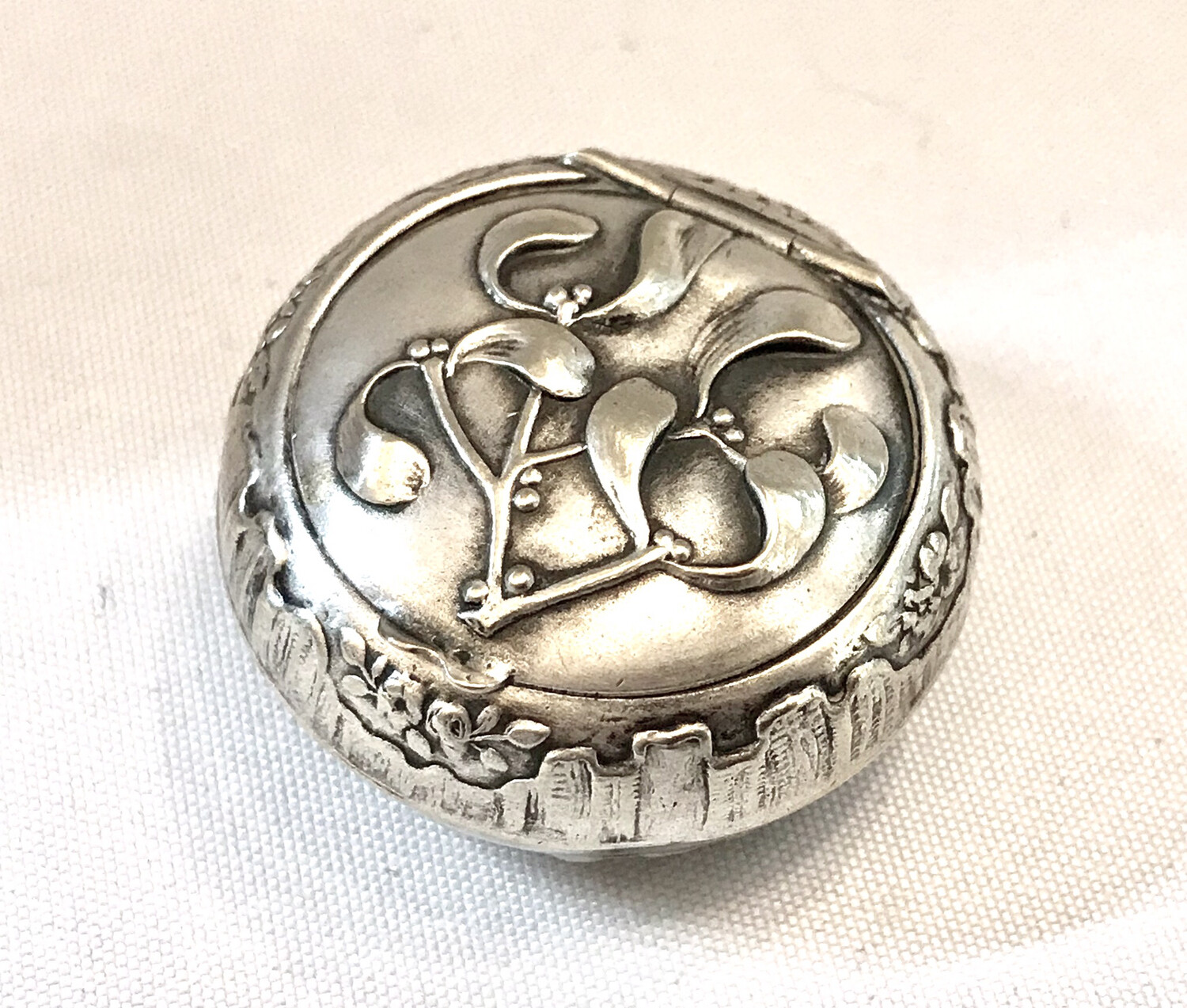 Pillendose Misteln Rosen Dekor Silber mit innen Vergoldung Jugendstil um 1900 Frankreich, mistletoe pill box silver France 