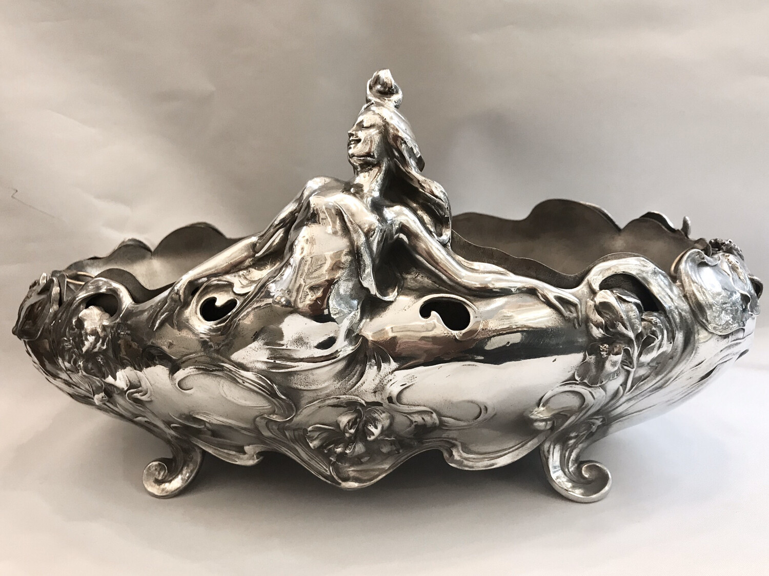 Tafelaufsatzaufsatz Jugendstil Jardinière große Blumenschale mit plastischer Frau und Lilien, signiert „Claude Bonnefond“ Frankreich um 1900 versilbert, Tischdekoration, signed art nouveau centrepiece