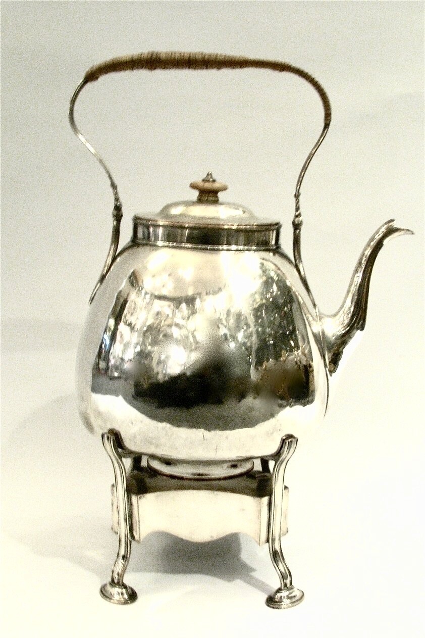 Kanne, Teekanne oder Wasserkanne Kessel auf Rechaud Stövchen Samowar Old Sheffield Plate um 1780 Georg III,18. Jahrhundert, 18th century large rolled silver on copper kettle on stand with burner
