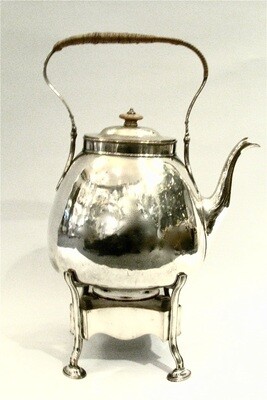 Kanne, Teekanne oder Wasserkanne Kessel auf Rechaud Stövchen Samowar Old Sheffield Plate um 1780 Georg III,18. Jahrhundert, 18th century large rolled silver on copper kettle on stand with burner