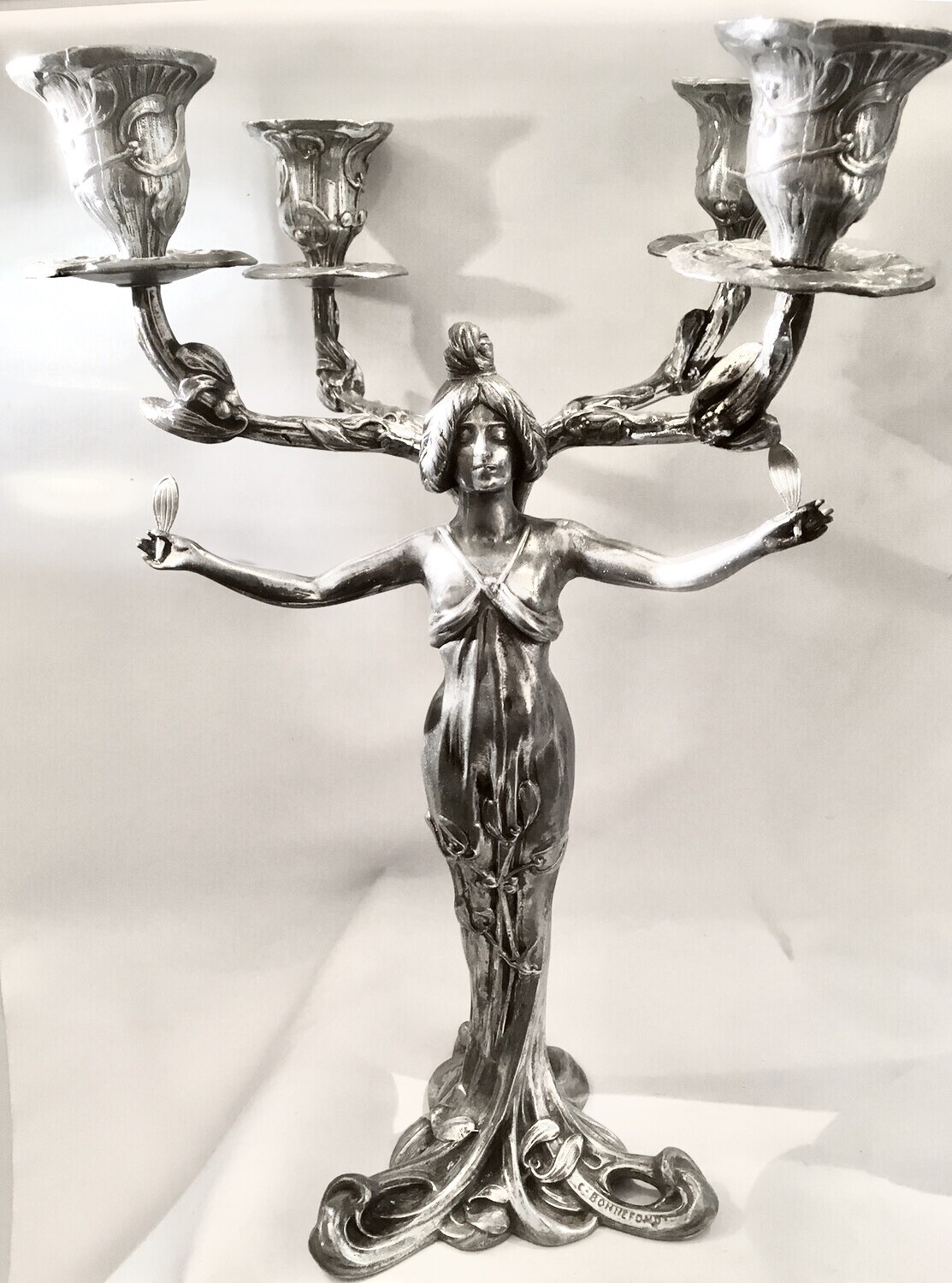 « Bonnefond » Claude Bonnefond , Kerzenleuchter, Kandelaber signiert, Skulptur plastische Frauen Figur Jugendstil Zinn um 1900 Frankreich Dekor Misteln, important signed candlabra by French artist