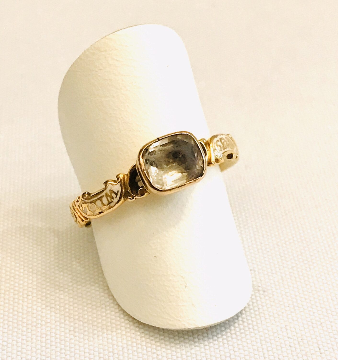 750 Gold Memorial Trauer Ring England 1753 weißes Email William Gibson MD Arzt , polierter Bergkristall , Georgian memory mourning ring, white enamel, rock cristal