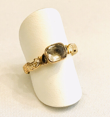 750 Gold Memorial Trauer Ring England 1753 weißes Email William Gibson MD Arzt , polierter Bergkristall , Georgian memory mourning ring, white enamel, rock cristal