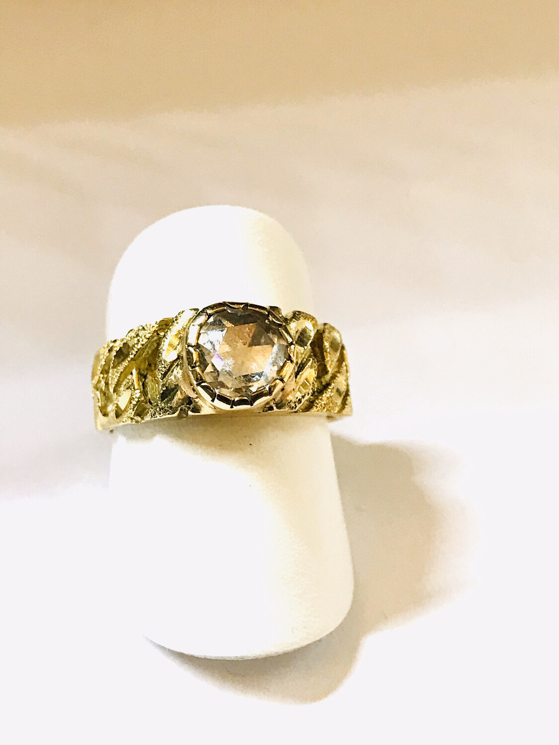 Schöner Goldring 22 ct mit grossem Diamant im Rosenschliff antik und modern