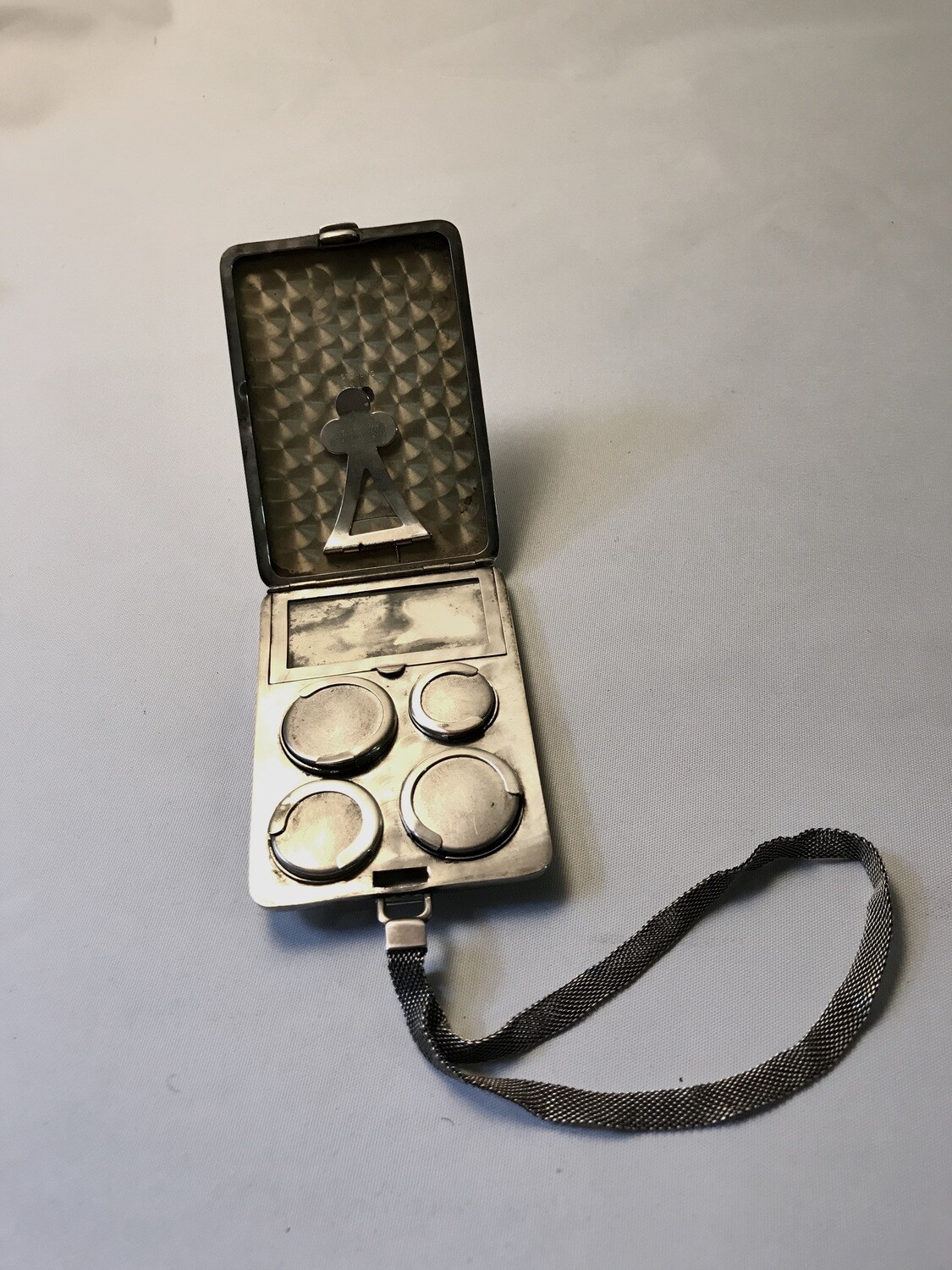 Art Deco Sterling Silver Multifunctional Coin Case, Bag with Hand Strap from the Elgin Brand made in USA Rare Version, Minaudière, Porte Louis, Sovereign Case. There are 4 coin compartments in 3 different sizes with a spring base, 
