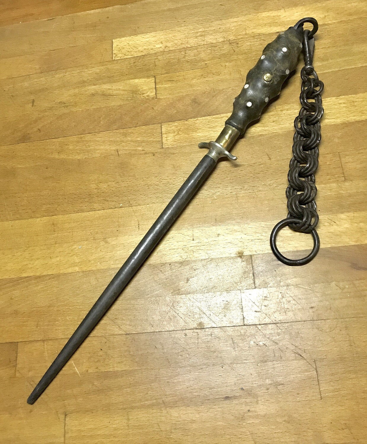 Antiker Wetzstahl zum Schleifen von Klingen, geschmiedet Holzgriff mit Perlmutteinlage frühes 19. Jahrhundert mit schöner geschmiedeter Kette