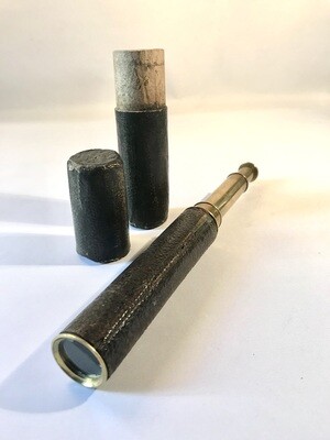 Antikes kleines ausziehbares Teleskop, Fernrohr mit original Etui Schutzhülle 18.Jahrhundert Messing Leder, antique small brass leather telescope with its original box 18th century