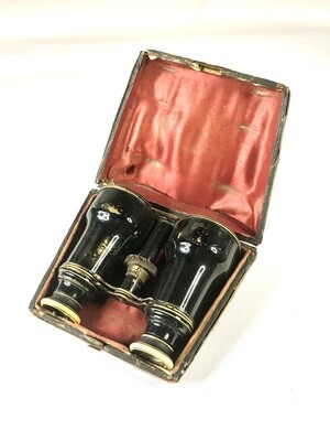 Für Bastler(1 Linse fehlt), schönes Fernglas Opernglas Messing schwarz lackiert Horn im original Leder Etui um 1900