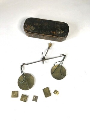 Antike Münzwaage Barrock 18.Jahrhundert schönes  geschnitztes Holzgehäuse mit 5 gemischten Gewichten,  Waage mit 2 Messingschalen, antique coin scale with weights