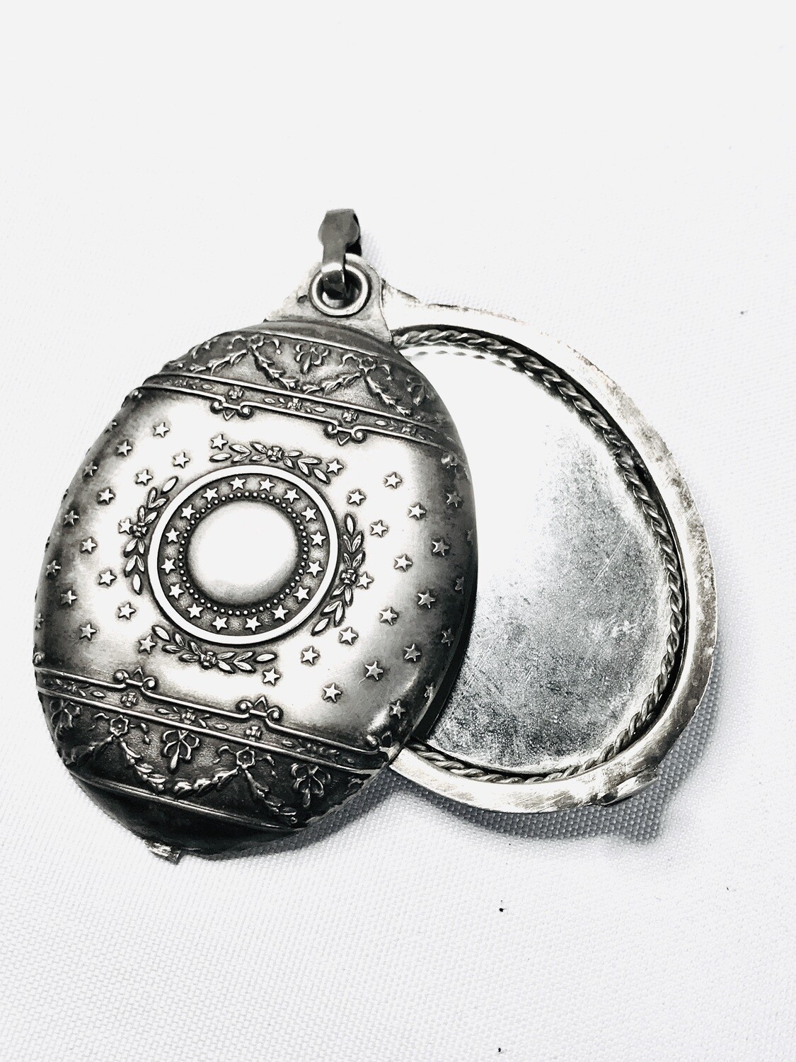 Antikes großes ovales Silber Medaillon Anhänger mit Spiegel Frankreich um 1890 mit Sternen Dekor, french silver locket with mirror decorated with stars