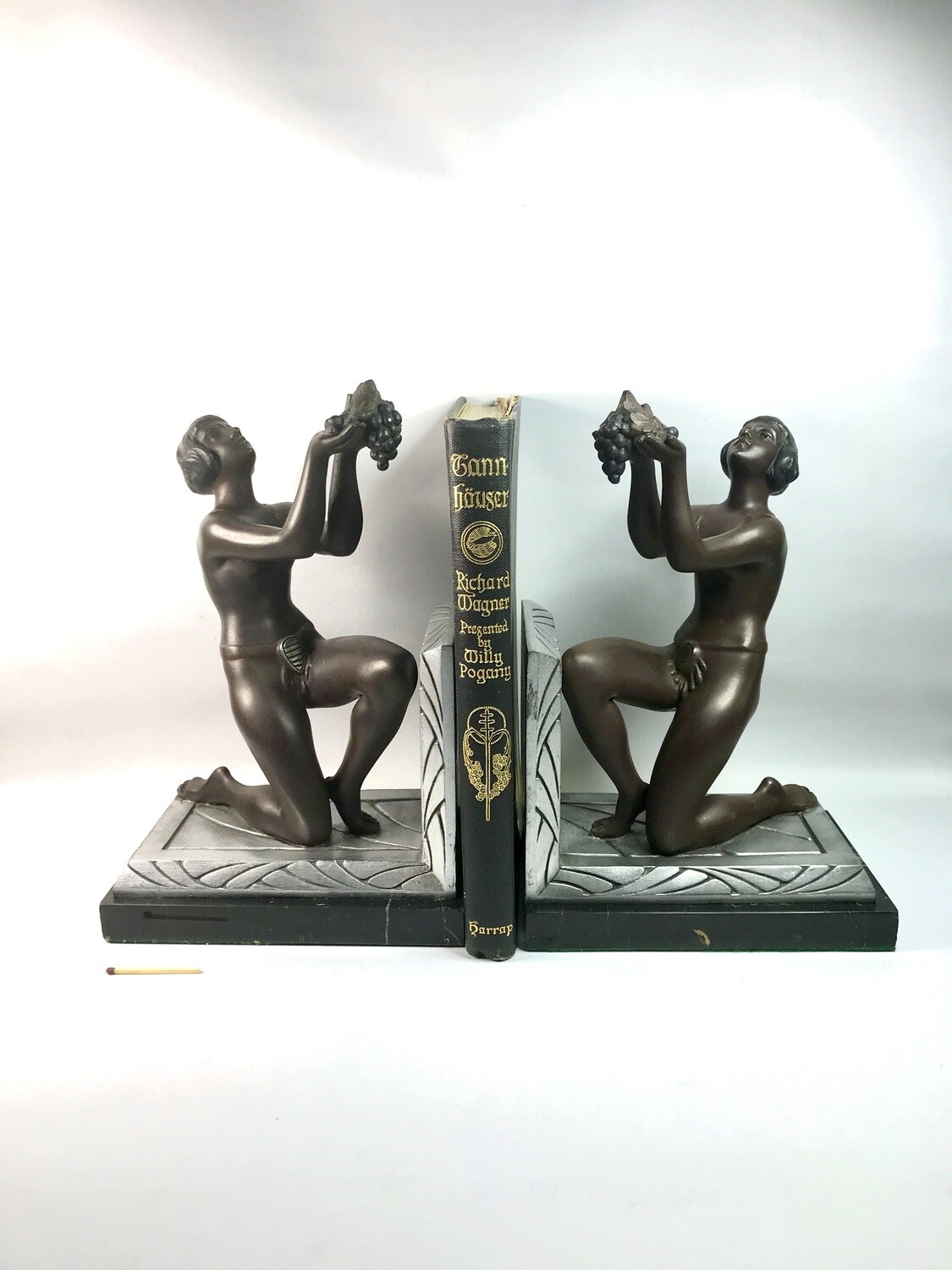Paar große, schwere Buchstützen Bücherstützen nackte Frauenfigur, spiegelverkehrt rechts, links, Art Deco um 1925 Design Limousin Frankreich Marmorsockel, pair of ladies bookends bronzed metal, marble