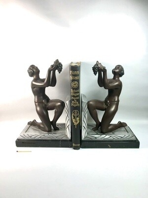 Paar große, schwere Buchstützen Bücherstützen nackte Frauenfigur, spiegelverkehrt rechts, links, Art Deco um 1925 Design Limousin Frankreich Marmorsockel, pair of ladies bookends bronzed metal, marble