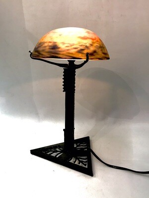 Art Deco table lamp wrought iron signed shade “Daum” Nancy Pate de verre triangular base, very elegant, decorative, around 1925, Edgar Brandt