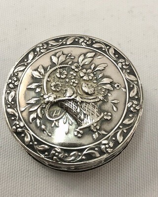 Silber Pillendose um 1900 mit Blumenkorb Dekoration Innenvergoldung, small silver pill box Rokoko style ca.1900