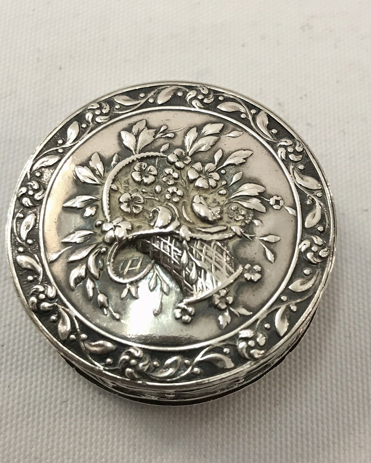 Silber Pillendose um 1900 mit Blumenkorb Dekoration Innenvergoldung, small silver pill box Rokoko style ca.1900