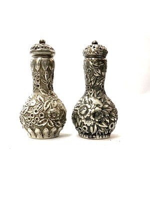Tiffany &amp; Co Sterling Silber Paar Salz und Pfeffer Streuer mit Blumen Dekor gemarkt 1879 USA, pair of silver salt and pepper signed 19th century flower decoration