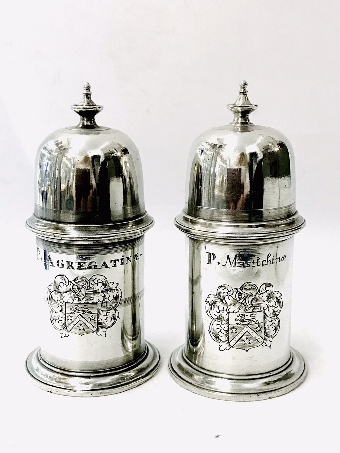Paar antike barocke Medizin Gefässe schweres Zinn Frankreich Lyon 1691 Wappen, Schraubverschlüsse, hallmarked baroque pair of pewter jars antique with screw top lids medical
