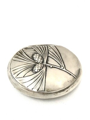 Große ovale Jugendstil Silber Dose , Tabakdose , Pillendose Tannenzweig Tannenzapfen , Deutschland um 1900, silver German Art Nouveau large pill box sniff box stylised pine design
