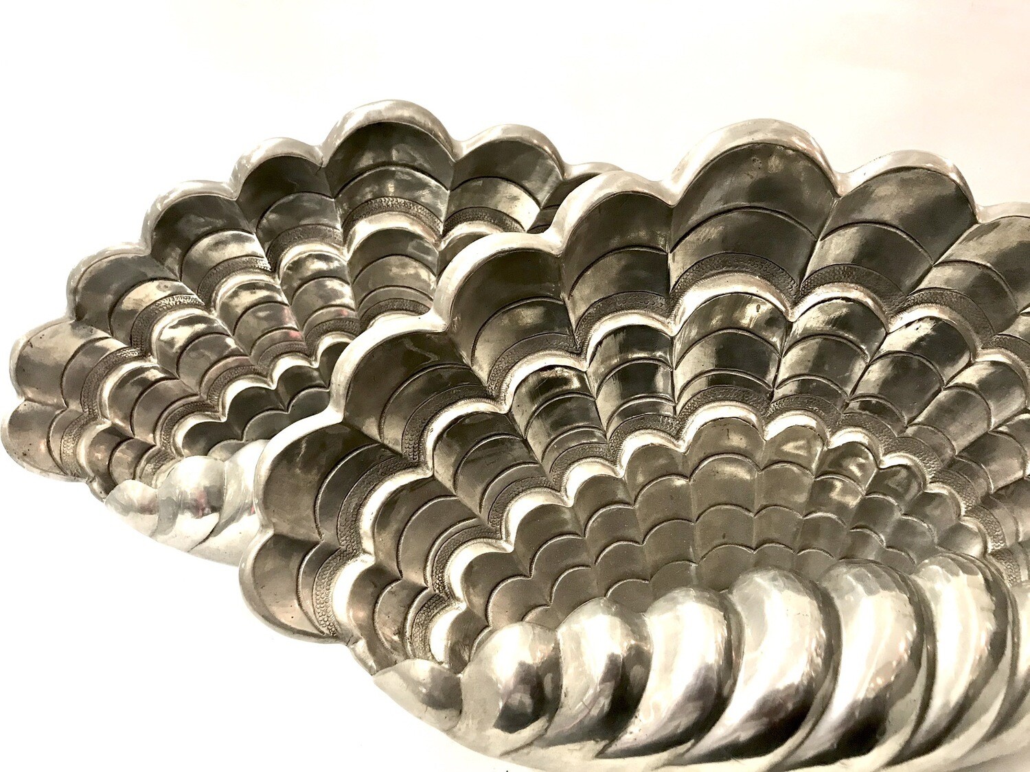 Paar seltene Muschel Wandlampen signiert und nummeriert Vincent Garnier Art Deco Massives Zinn, limitierte Auflage, rare heavy pewter wall light signed and numbered 