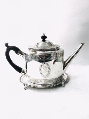 Antike Sterling Silber Teekanne London 1789 Robert Hennell, auf Silber Untersetzer London 1791 Henry Greenaway, 18. Jahrhundert England mit Wappen