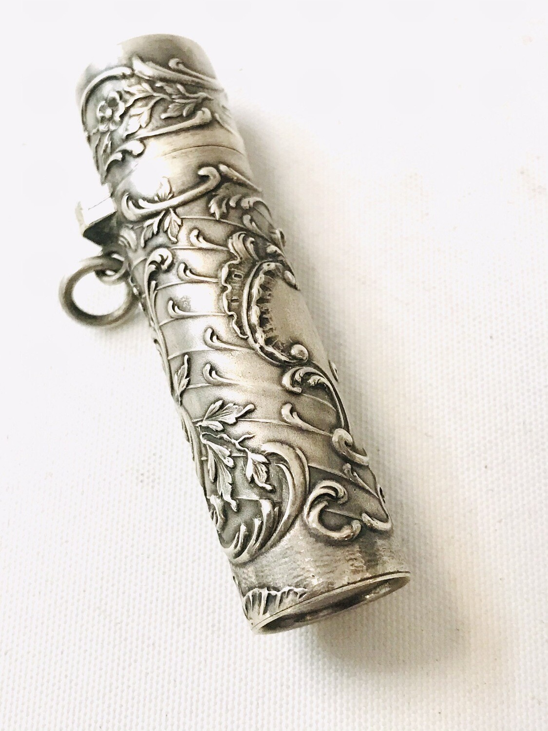 Silber Parfum Flakon Frankreich um 1900 mit Ring für Kette Repoussé Arbeit, traveling silver perfume bottle
