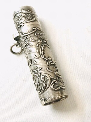 Silber Parfum Flakon Frankreich um 1900 mit Ring für Kette Repoussé Arbeit, traveling silver perfume bottle