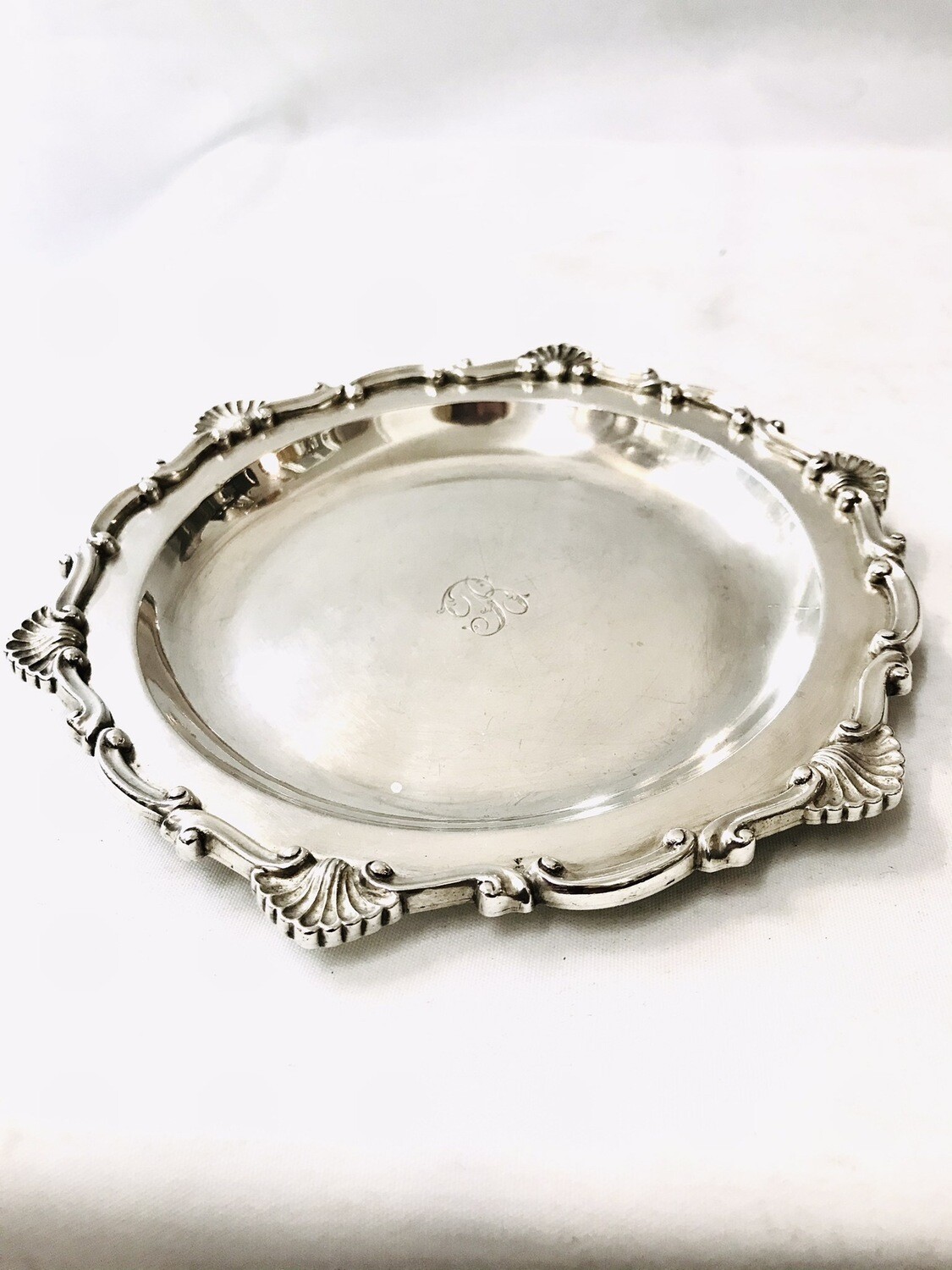 Schwerer Silber Untersetzer, Tablett , Schale Frankreich um 1900 Muschel, Wellen Dekor am Rand gravierte Initiale B , heavy silver bottle stand with shell decoration with initial B