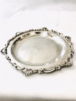Schwerer Silber Untersetzer, Tablett , Schale Frankreich um 1900 Muschel, Wellen Dekor am Rand gravierte Initiale B , heavy silver bottle stand with shell decoration with initial B