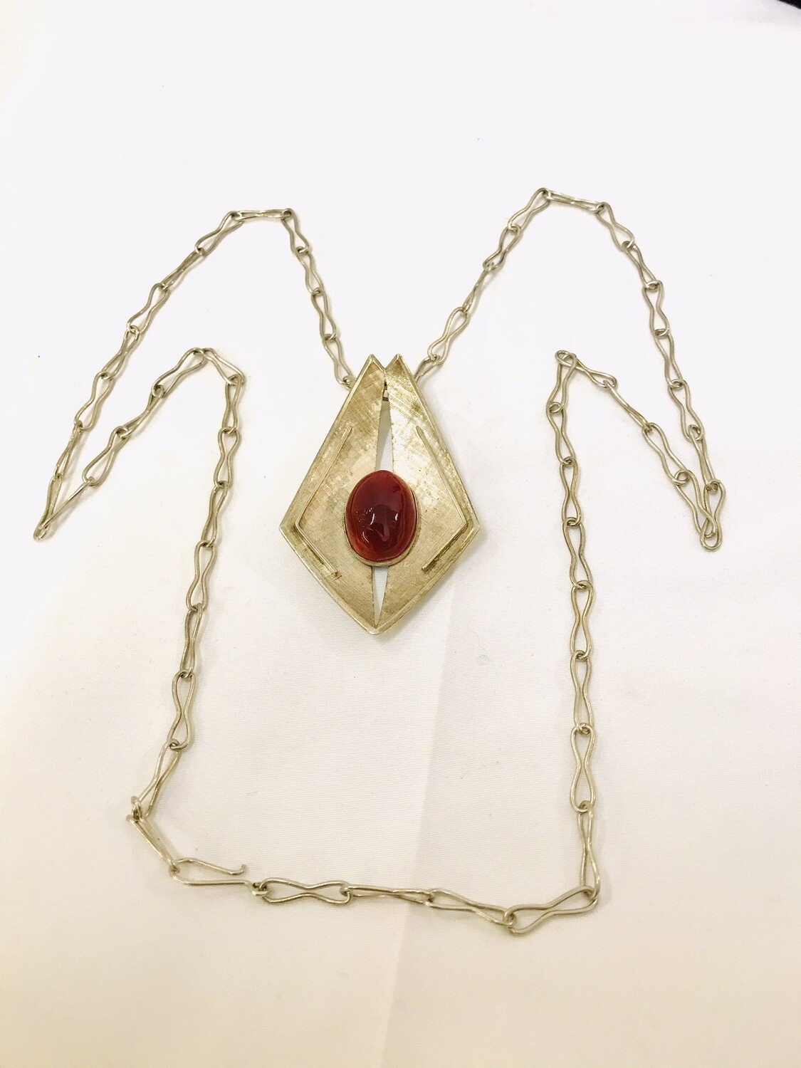 Silber Anhänger mit langer Kette mit Karneol Cabochon 60‘ er 70‘ er Jahre Handarbeit, sixties seventies silver pendant with a cornelian cabochon on a long silver chain
