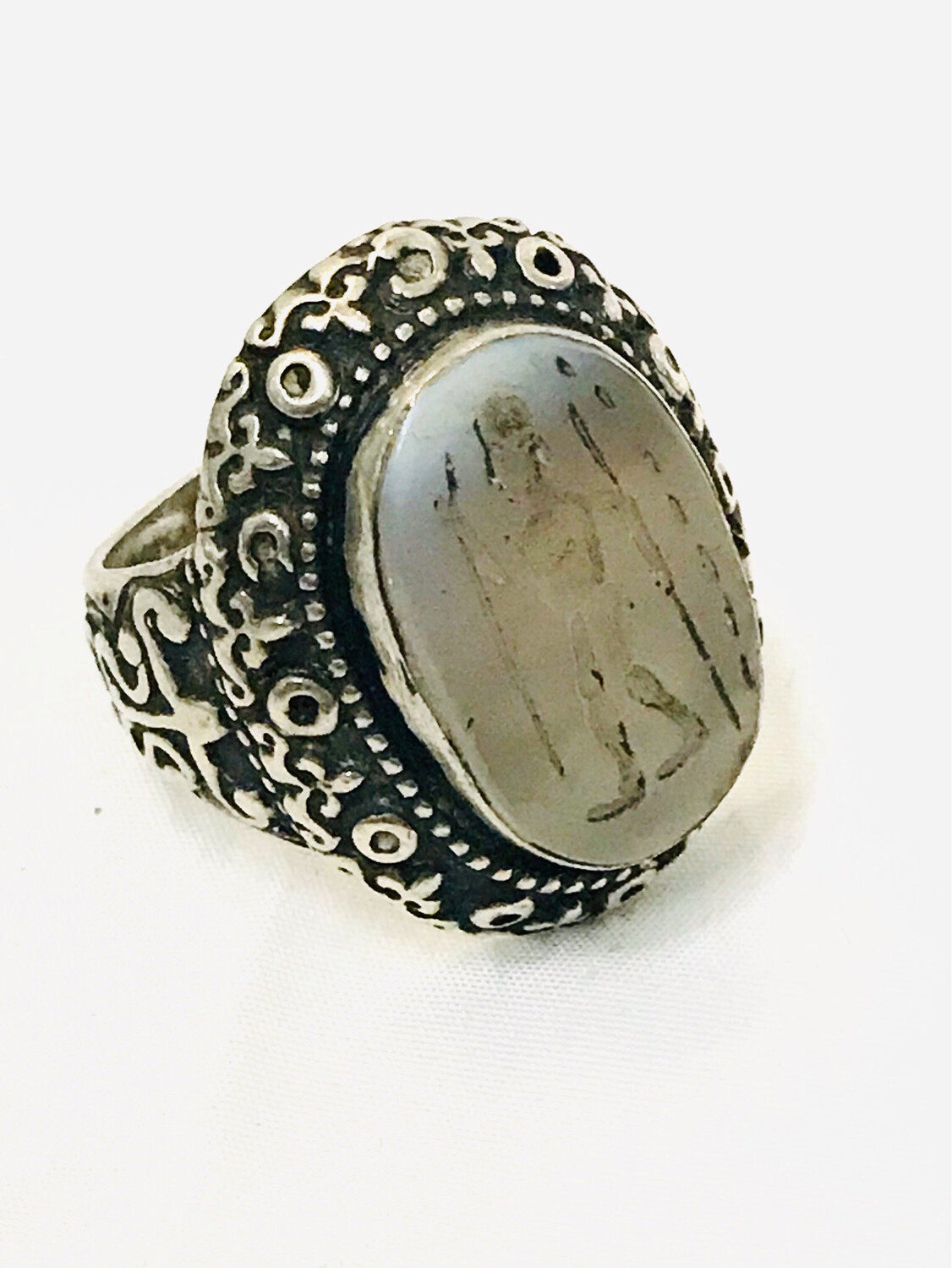 Silber Ring mit Intaglio eines Kriegers in Chalcedon Stein geschnitten , silver 19th century carved silver ring with a carved stone intaglio of a warrior roman style 