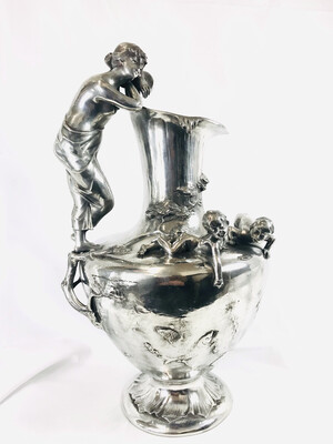 Skulptur, Jugendstil um 1900, 40 cm hohe große Zinn Vase Krug mit plastischer Frau als Griff dekoriert mit Kindern, Fischen im Stil Charles Perron large pewter art nouveau jug vase lady woman , fish
