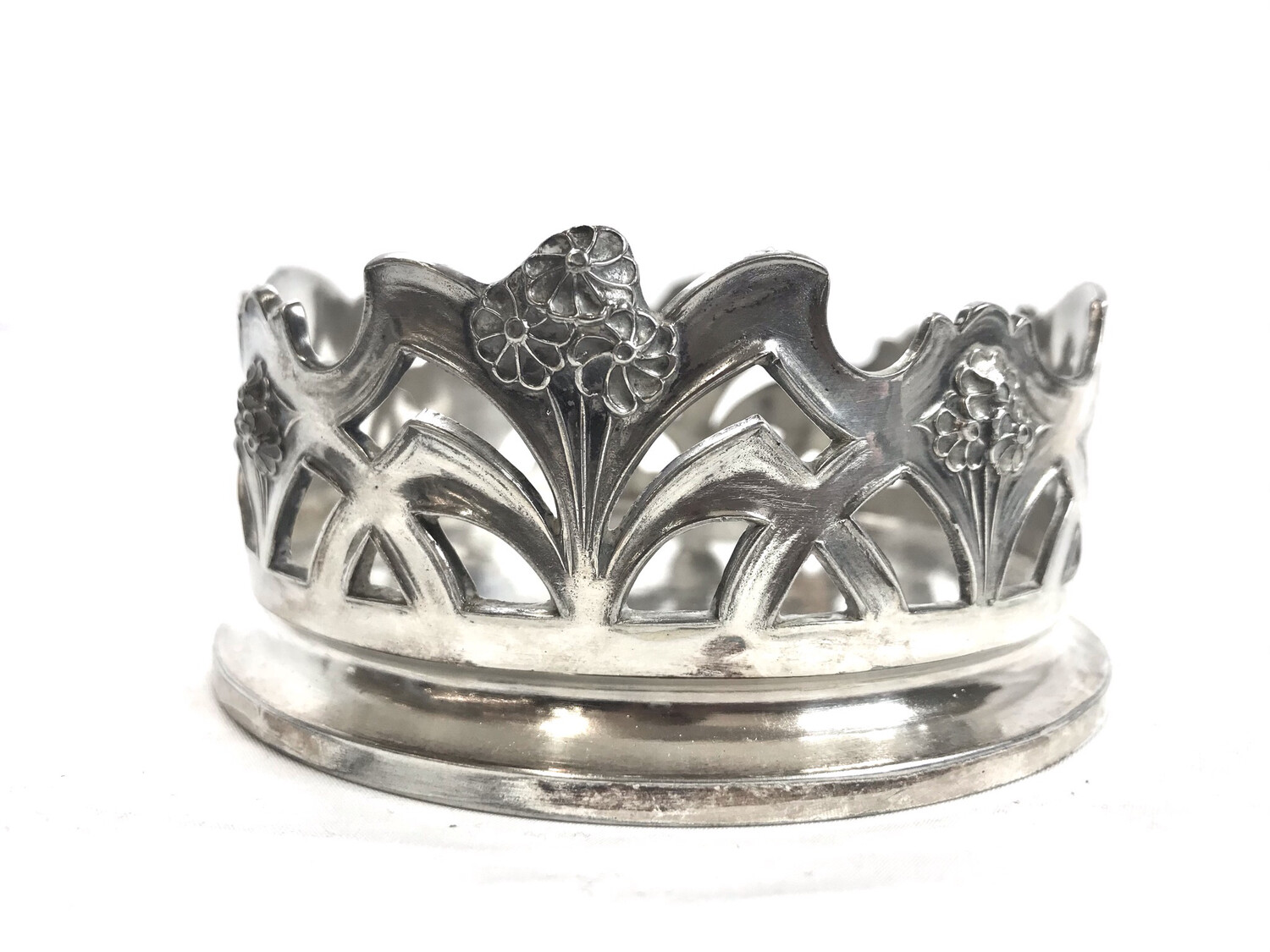 Versilberter Flaschenhalter Flaschen Untersetzer versilbert Frankreich um 1900 mit Blumen Dekor