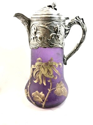 Jugendstil große Karaffe signiert Victor Saglier mit Iris Blüten Legras Patte de verre Glas mit Gold Dekor Blättern  um 1900 Frankreich