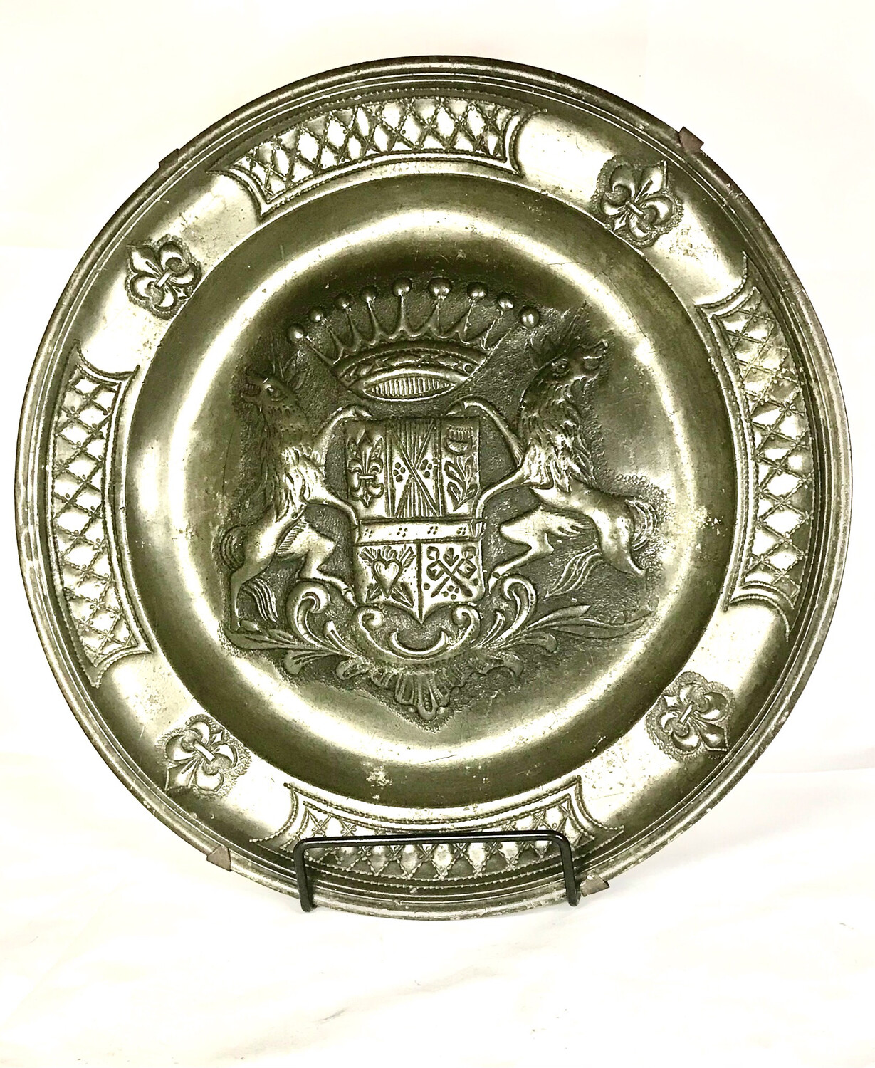 Großer antiker Zinnteller um 1720 Frankreich mit Meisterpunze Pierre Martin Paris Adelswappen, antique French pewter plate  decorativ salver with armorial design of a count with makers marks