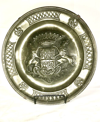 Großer antiker Zinnteller um 1720 Frankreich mit Meisterpunze Pierre Martin Paris Adelswappen, antique French pewter plate  decorativ salver with armorial design of a count with makers marks