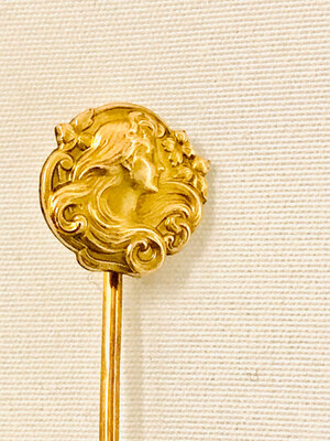 Jugendstil vergoldete Krawattennadel mit Mädchenkopf mit wallendem Haar FIX unsigniert Dropsy Frankreich um 1900, art nouveau gilt metal stickpin signed