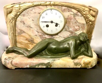 Art Deco roter Marmor und Bronze Kaminuhr mit Pendelwerk , passenden Seitenteilen dekoriert mit Skulptur nackter Frau , Sonnenblumen, marble and bronze clock with naked lady nude sunflowers