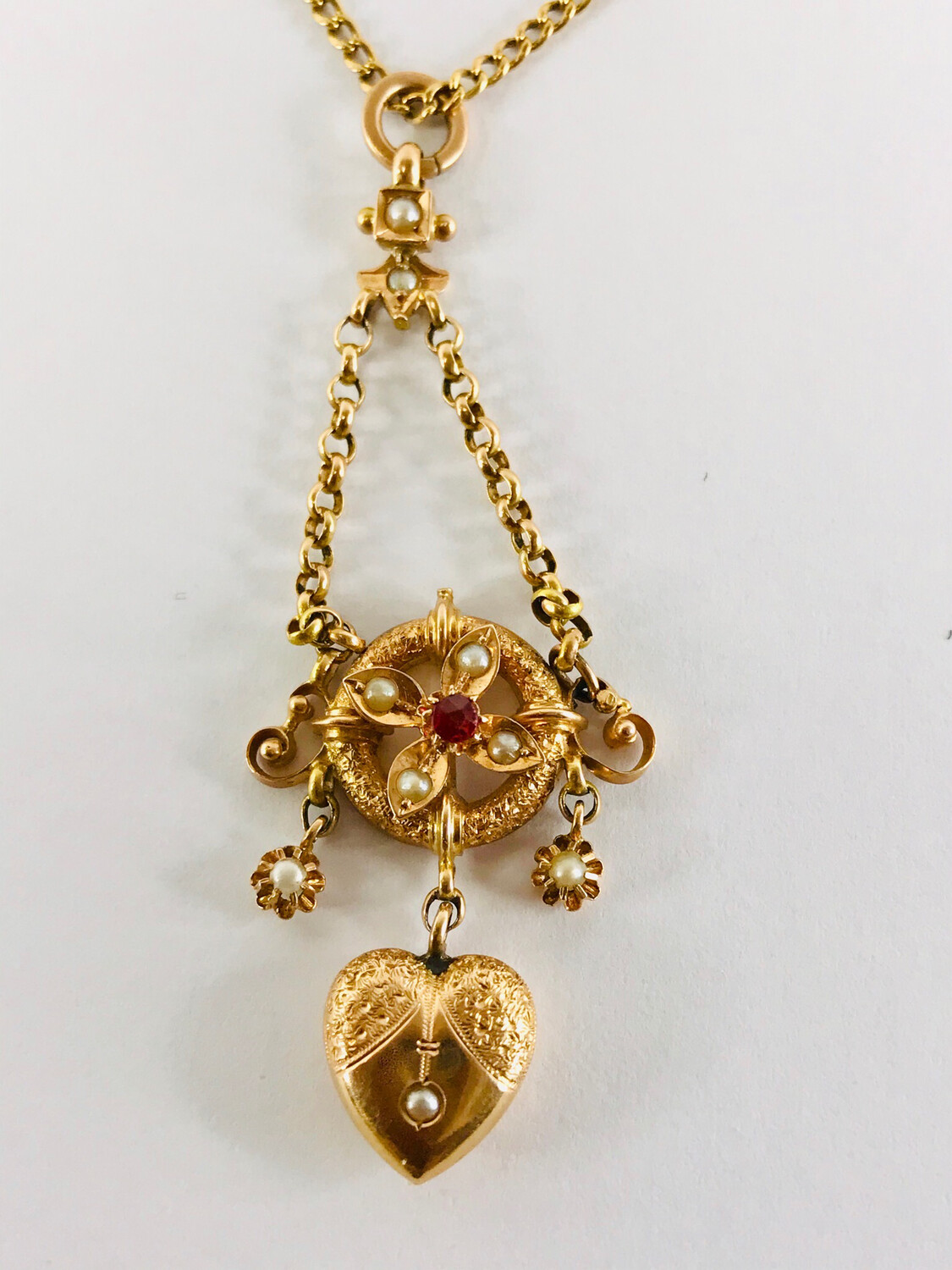 Deutscher 585 Gold Anhänger um 1900 mit Rubin und Perlen Herz , an 750 Gold Kette , German 14 ct pendant on 18 ct chain