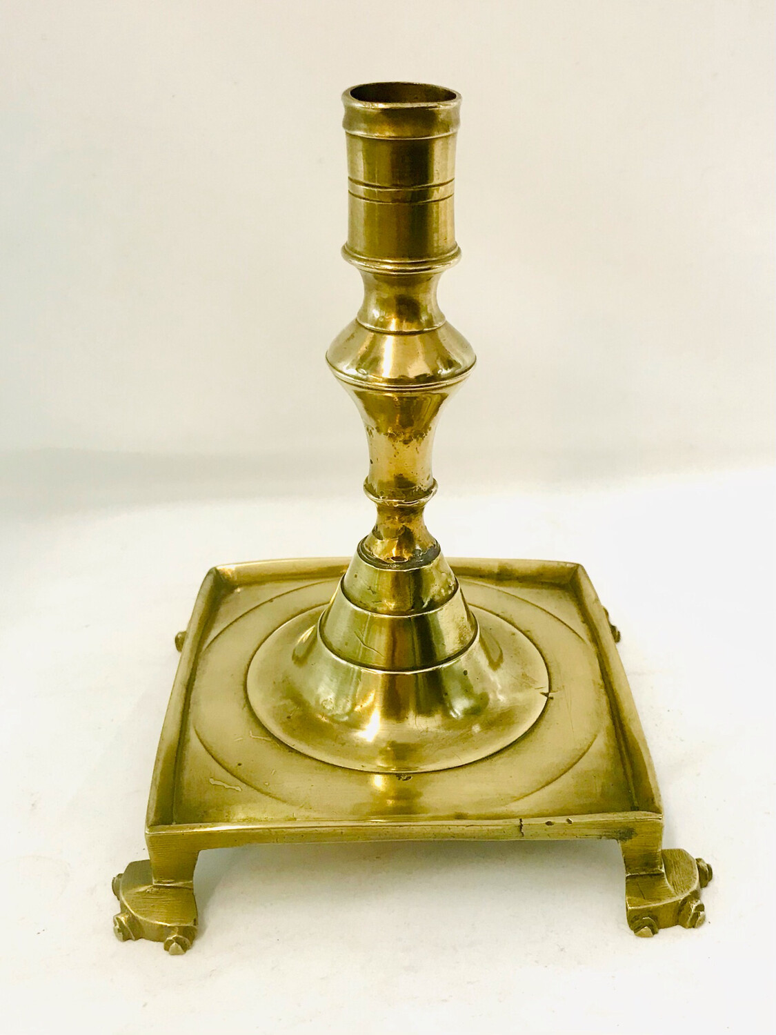 Antiker spanischer Kerzenleuchter Bronze um 1680 eckig auf stilisierten Löwenfüssen 17.Jahrhundert, antique spanish candlestick square wire stylised lions feet