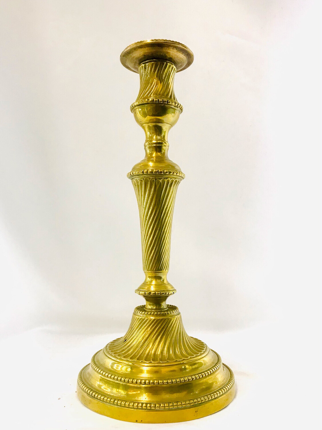 Antiker Bronze Kerzenleuchter Tafelleuchter um 1750 Frankreich gedrehte Form mit Naht, antique french candlestick with a twist, 18th century Louis XV seemed