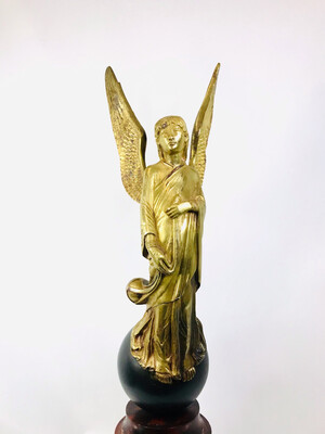 Beeindruckender feuervergoldeter Engel aus Bronze um 1800 oder älter auf 19. Jahrhundert schönen Marmorsockeln antique large bronze ormolu angel on large antique marble bases 18th century