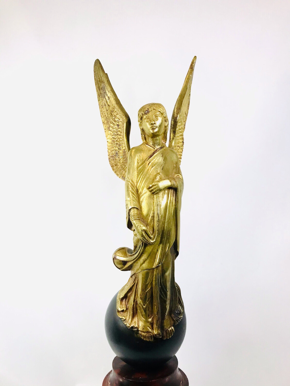 Beeindruckender feuervergoldeter Engel aus Bronze um 1800 oder älter auf 19. Jahrhundert schönen Marmorsockeln antique large bronze ormolu angel on large antique marble bases 18th century