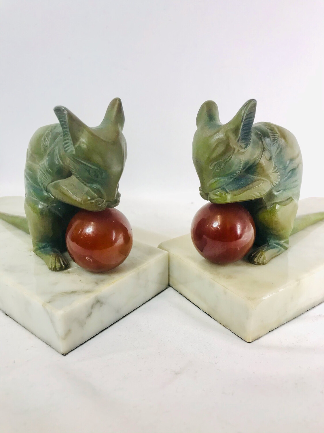 Fantastisches Paar Mäuse Buchstützen Bücherstützen Art Deco signiert H. Moreau bronziertes Metall mit Bakelit Kugeln Marmorsockel , pair of signed book ends mice mouse bronzed metal bakelite